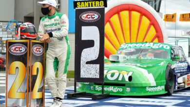 Santero posando junto al Ford de TC.