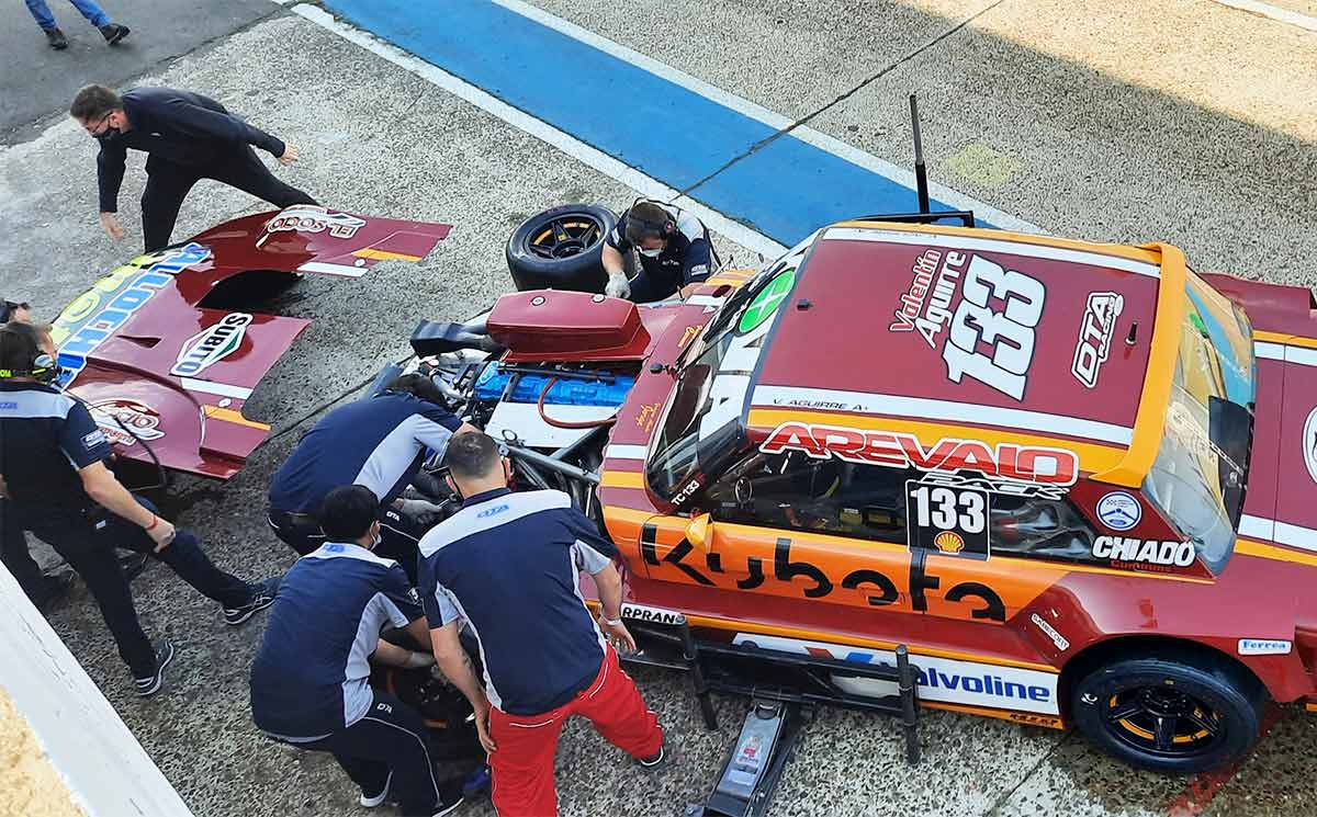 Ford de Aguirre en boxes.