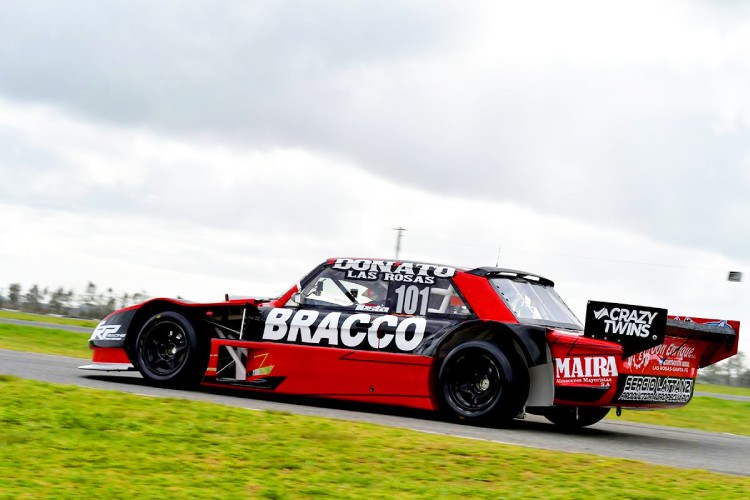 El Ford de Testa saliendo de boxes en La Plata.