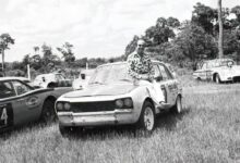 Grey Rock sobre el capot de su Peugeot 504