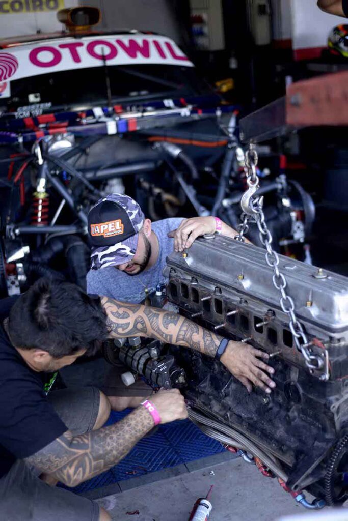 Mecánicos trabajando en el motor de Quijada