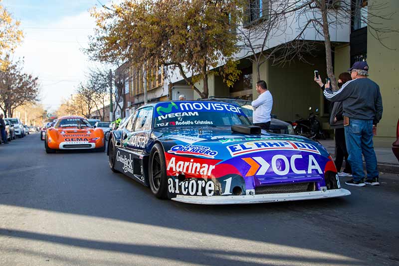 Chevrolet de Ledesma girando por Santa Rosa. 