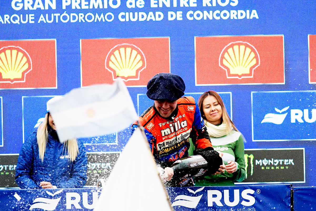 Todino en el podio del TC en Concordia.