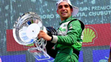 Chapur festeja con el trofeo