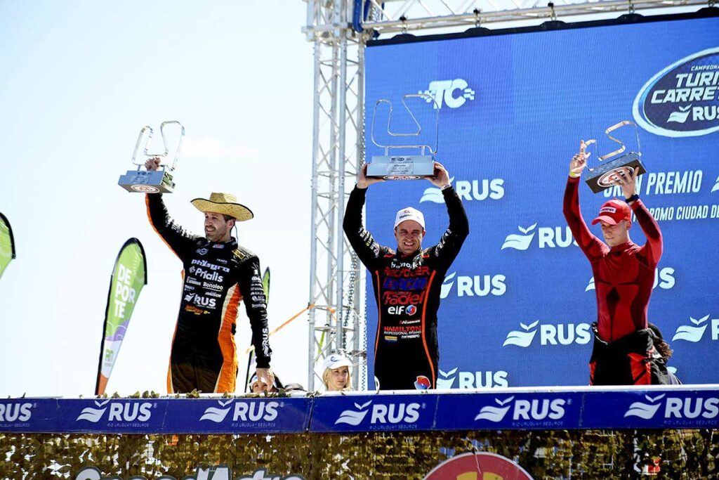 Werner, Castellano y Catalán levantando los trofeos.