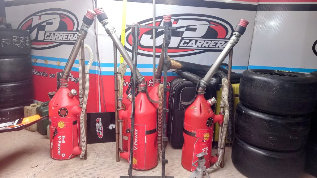 Los botellones con las que los equipos deberán cargar 40 litros combustible.