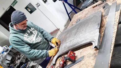 Pablo Romera trabajando con una puerta.