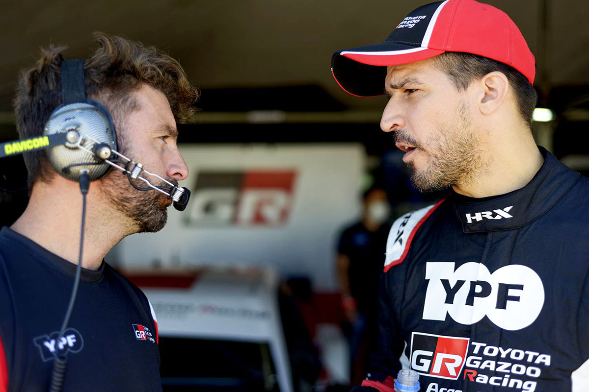 Matías Rossi hablando con un técnico de Toyota.