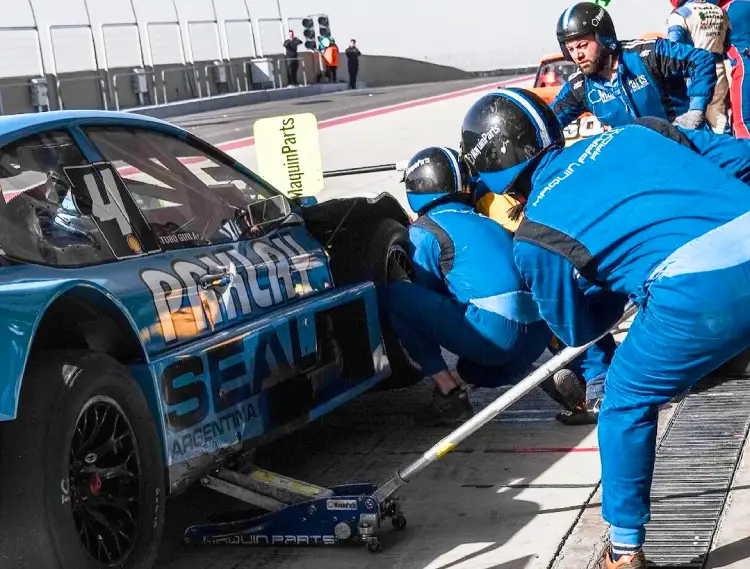 Mecánicos en boxes con el Camry de Gini