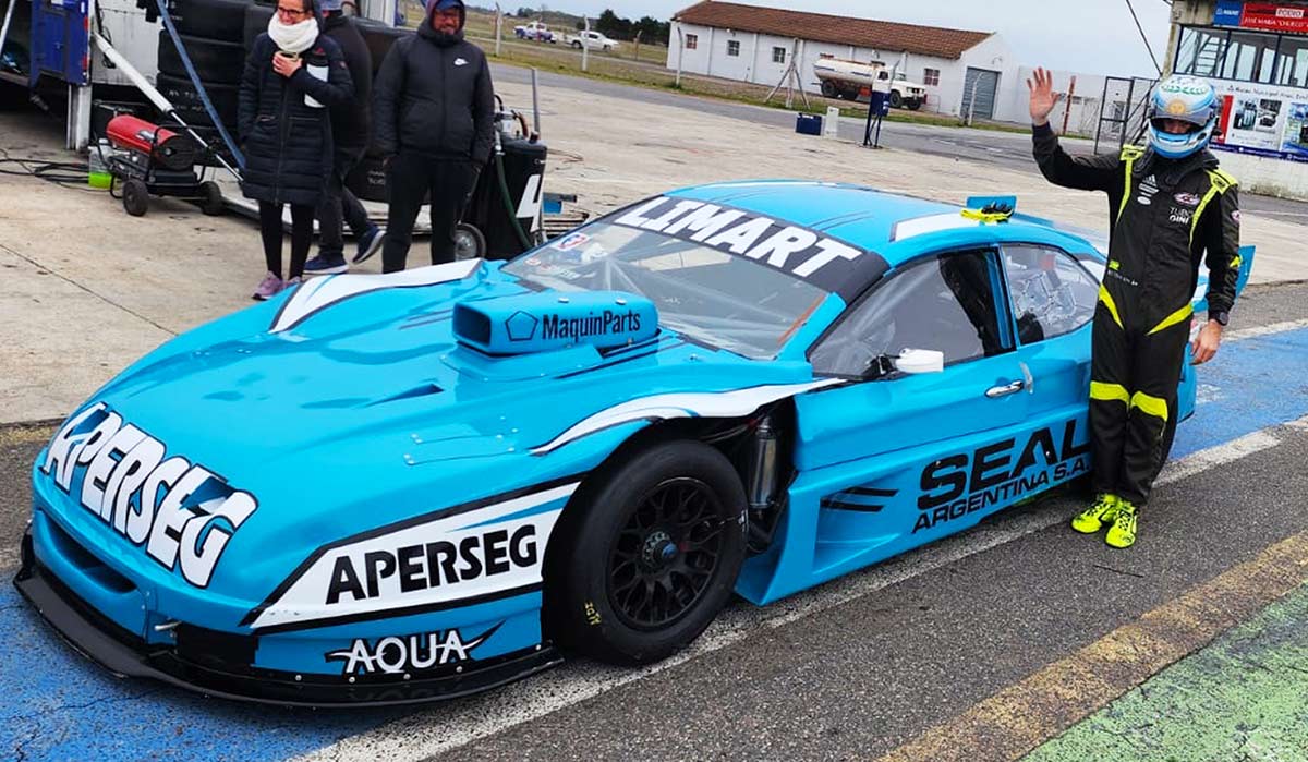 Esteban Gini junto al Toyota Camry.