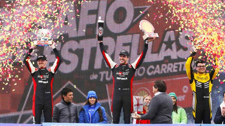 Rossi, Jakos y Landa celebrando en el podio.