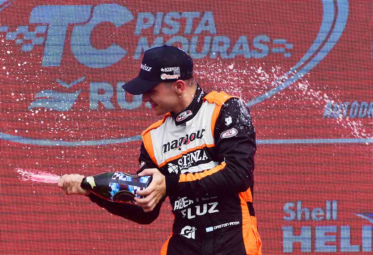 Gastón Iansa festeja en el podio del TC Pista Mouras.
