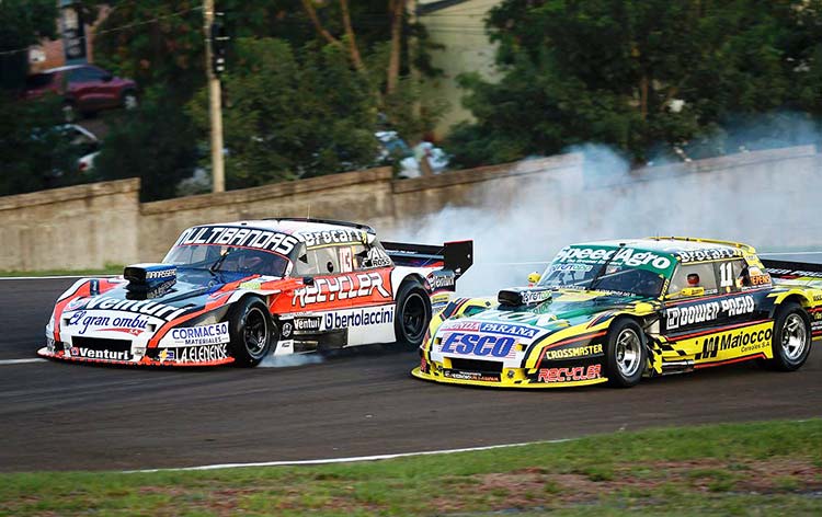 Martínez y Lugón, en plena lucha en pista.