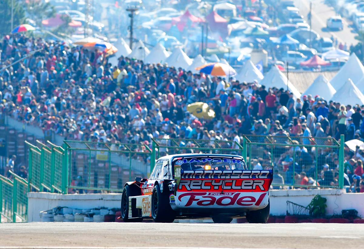 El Ford de Werner con el fondo de las tribunas colmadas.