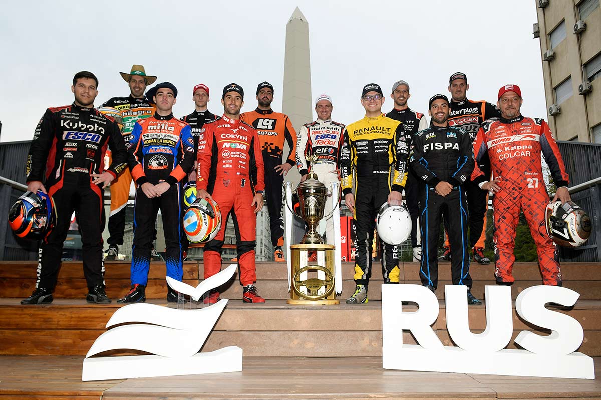 Los 12 pilotos clasificados a la Copa de Oro, posando en el Obelisco.