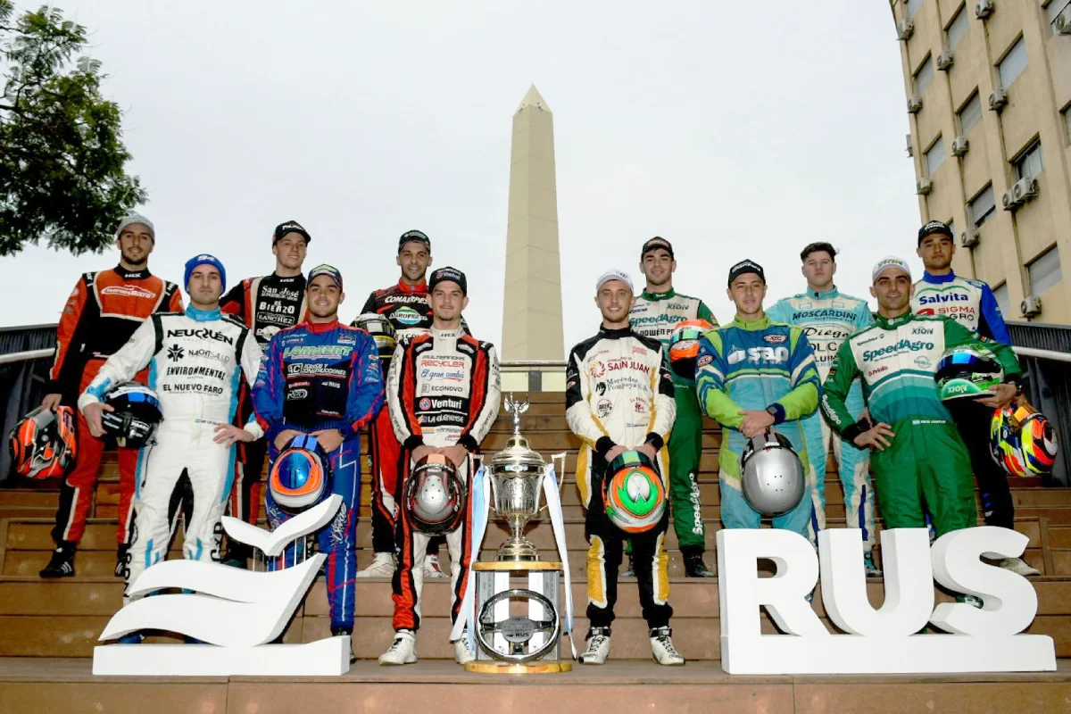 Los 12 integrantes de la Copa de Plata del TC Pista posando frente al Obelisco.