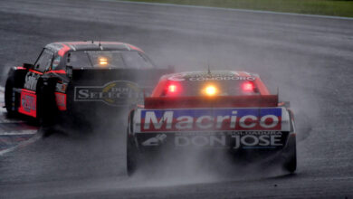 Autos de TC girando en la lluvia.