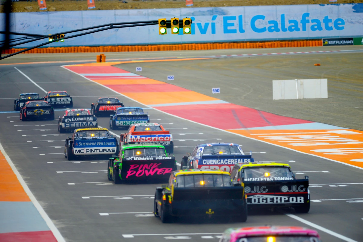 Autos de TC en la recta del El Calafate