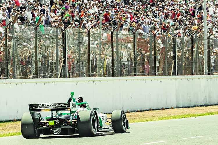 Auto de IndyCar conducido por Canapino en el autódromo de Buenos Aires.