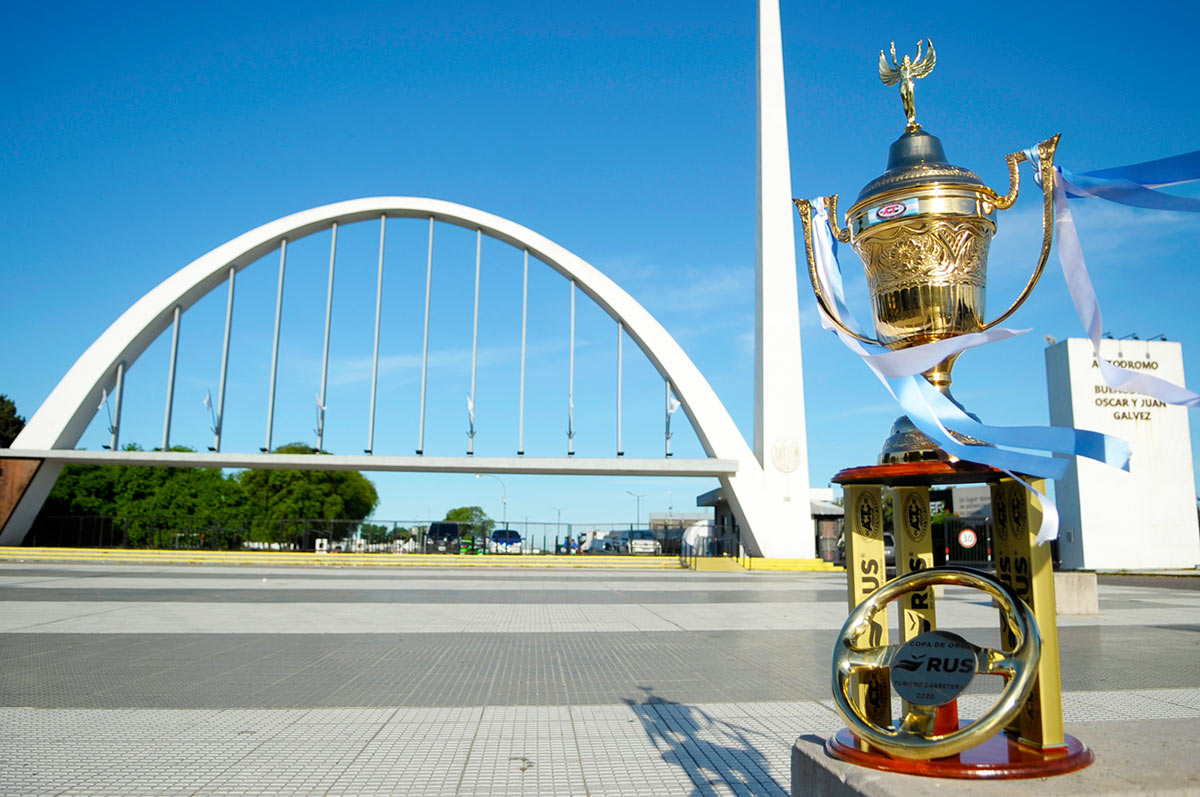 Copa de Oro en la entrada del autódromo de Buenos Aires.