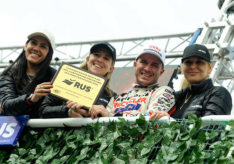 Werner en el podio con la plaqueta que recibió por ganar la Etapa Regular.