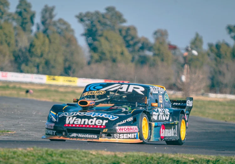 Ricciardi liderando su serie en La Plata.