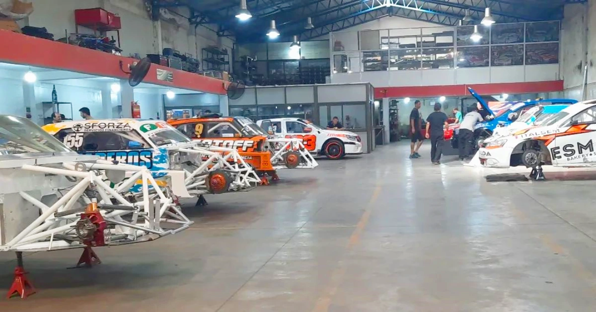 Autos de TC en el taller del Alifraco Sport