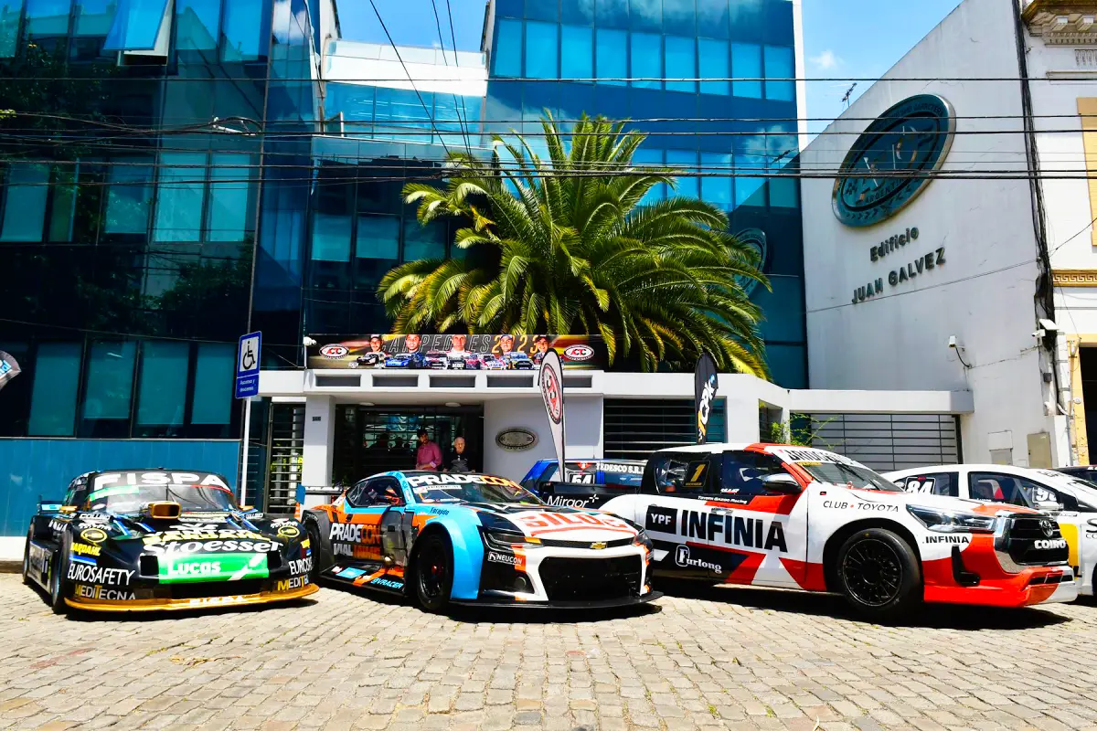 Autos de TC y TC Pick Up en la puerta de la ACTC