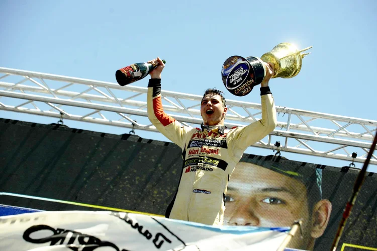 Scialchi festejando en el podio con la copa de campeón.