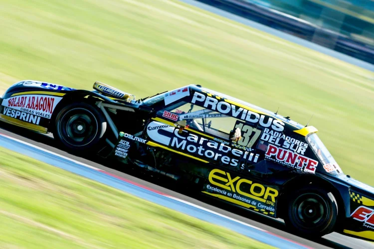 Scialchi corriendo en su Torino en La Plata.