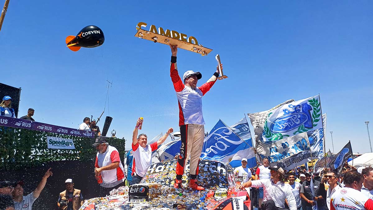 Werner parado sobre el Ford.