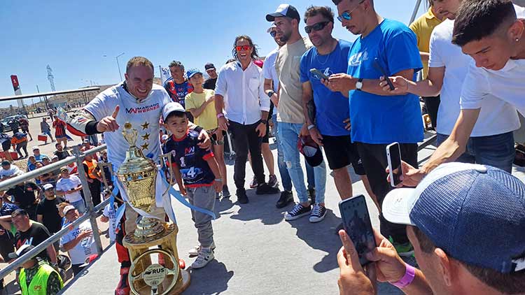 Werner sacándose fotos con el público. 