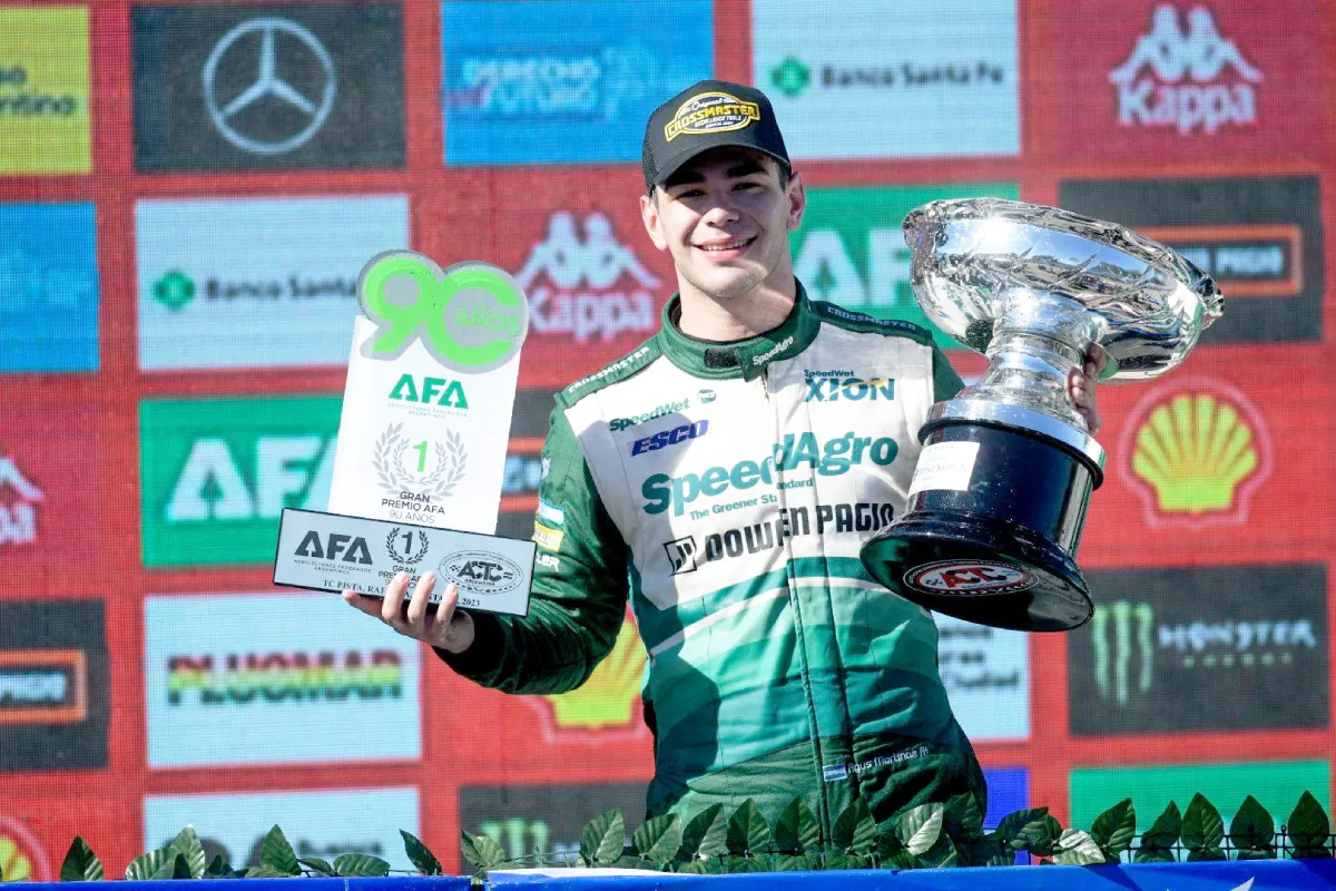 Agustín Martínez sosteniendo su trofeo.