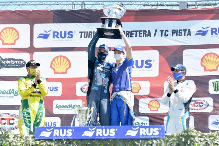 Agustín Canapino y su hermano Matías levantando un trofeo en el podio de La Plata.