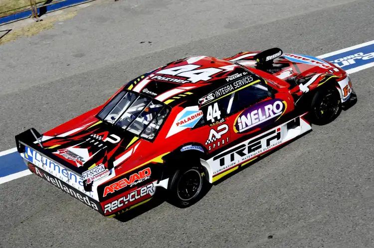 Pozner manejando su Dodge en los boxes del autódromo de La Plata.