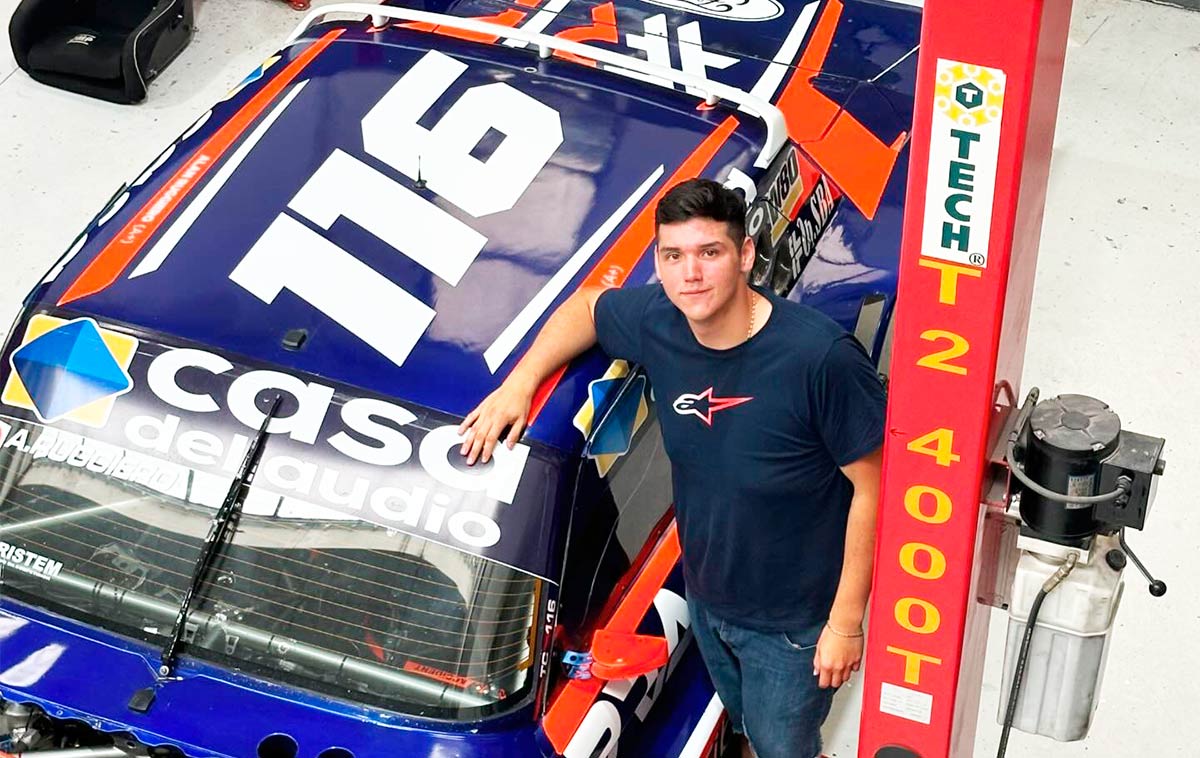 Thiago Martínez posa con el Ford del DTA Racing.