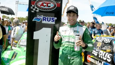 Ignacio Faín posando con el cartel del ganador.