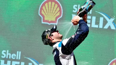 Scialchi celebrando en el podio de El Calafate con champagne.