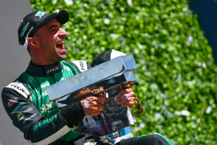 Chapur festejando con un trofeo en El Calafate.