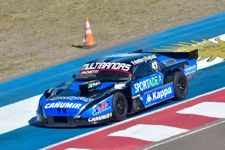Norberto Fontana manejando su Chevrolet en el circuito de Viedma.