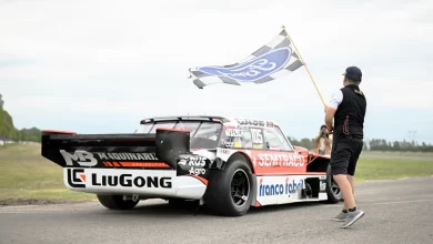 Ford de Borgert en la grilla de La Plata junto a un hincha con la bandera de Ford.