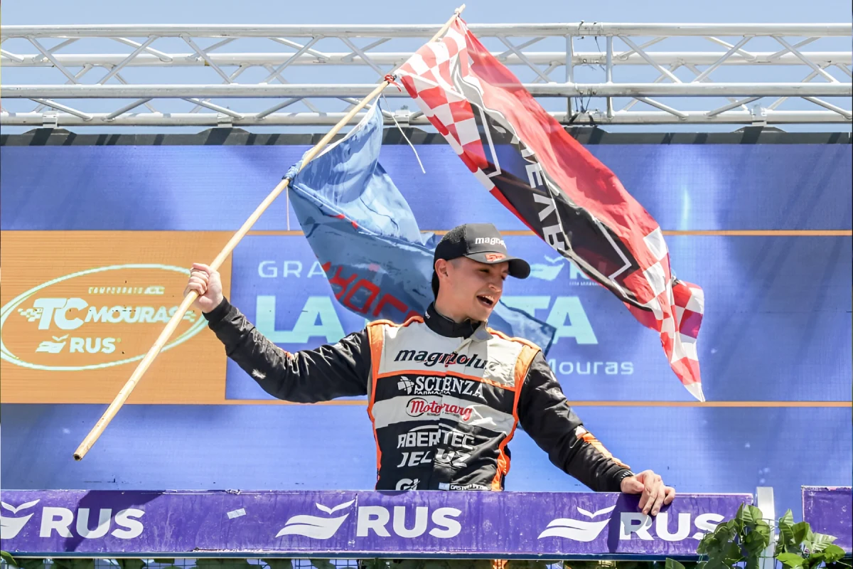 Iansa celebrando en el podio de La Plata con una bandera de Chevrolet.