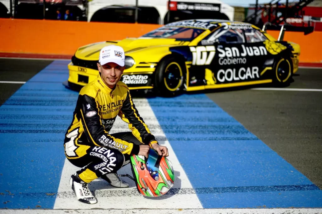 Martínez posando con el Torino.