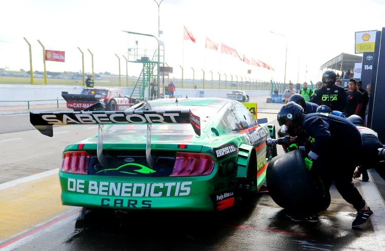 Cola del Ford Mustang de Juan Bautista De Benedictis.