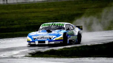 Francisco Luengo sobre su Chevrolet en La Plata bajo la lluvia.