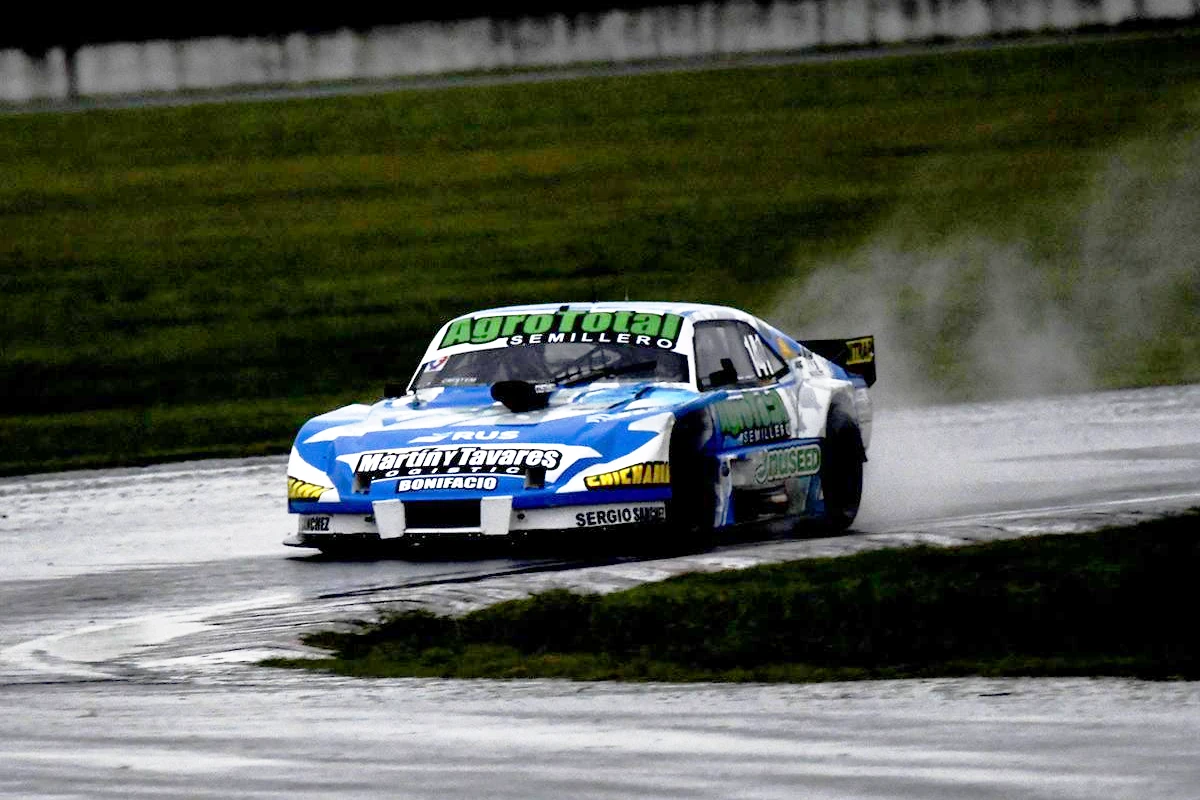 Francisco Luengo sobre su Chevrolet en La Plata bajo la lluvia.