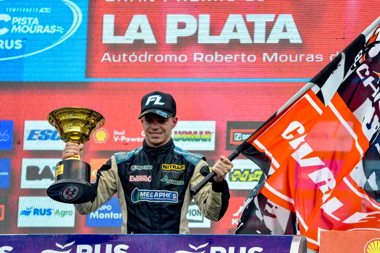 Francisco luengo en el podio de La Plata festejando la victoria.