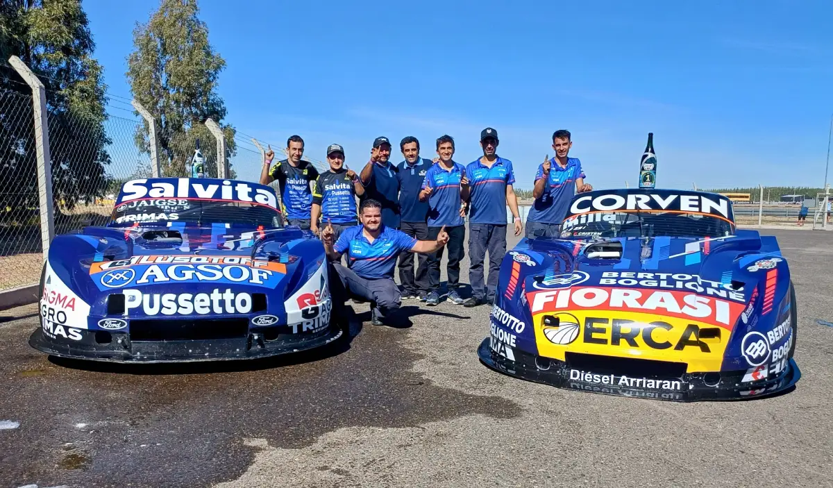 Los Ford del Moriatis Competición y el equipo de mecánicos.