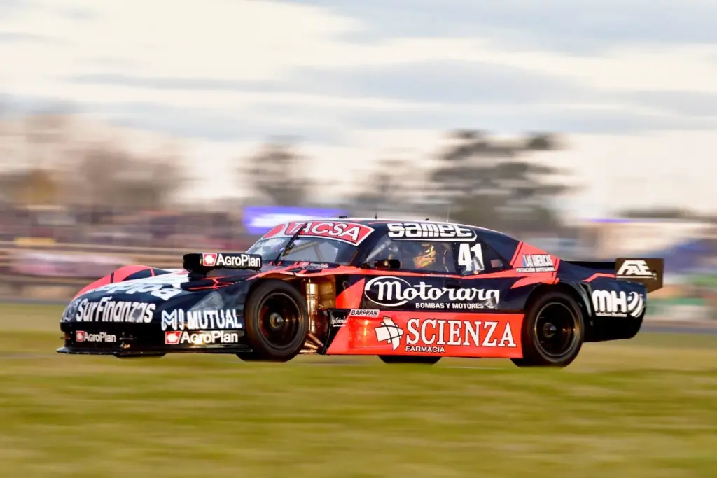 Barrio corriendo la Final del TC Pista en Concepción con Chevrolet.