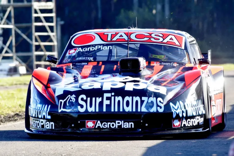 Barrio corriendo la Final del TC Pista en Concepción con Chevrolet.